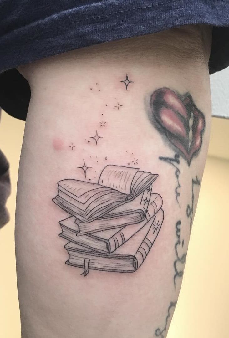 tatuaje libros para mujer 24