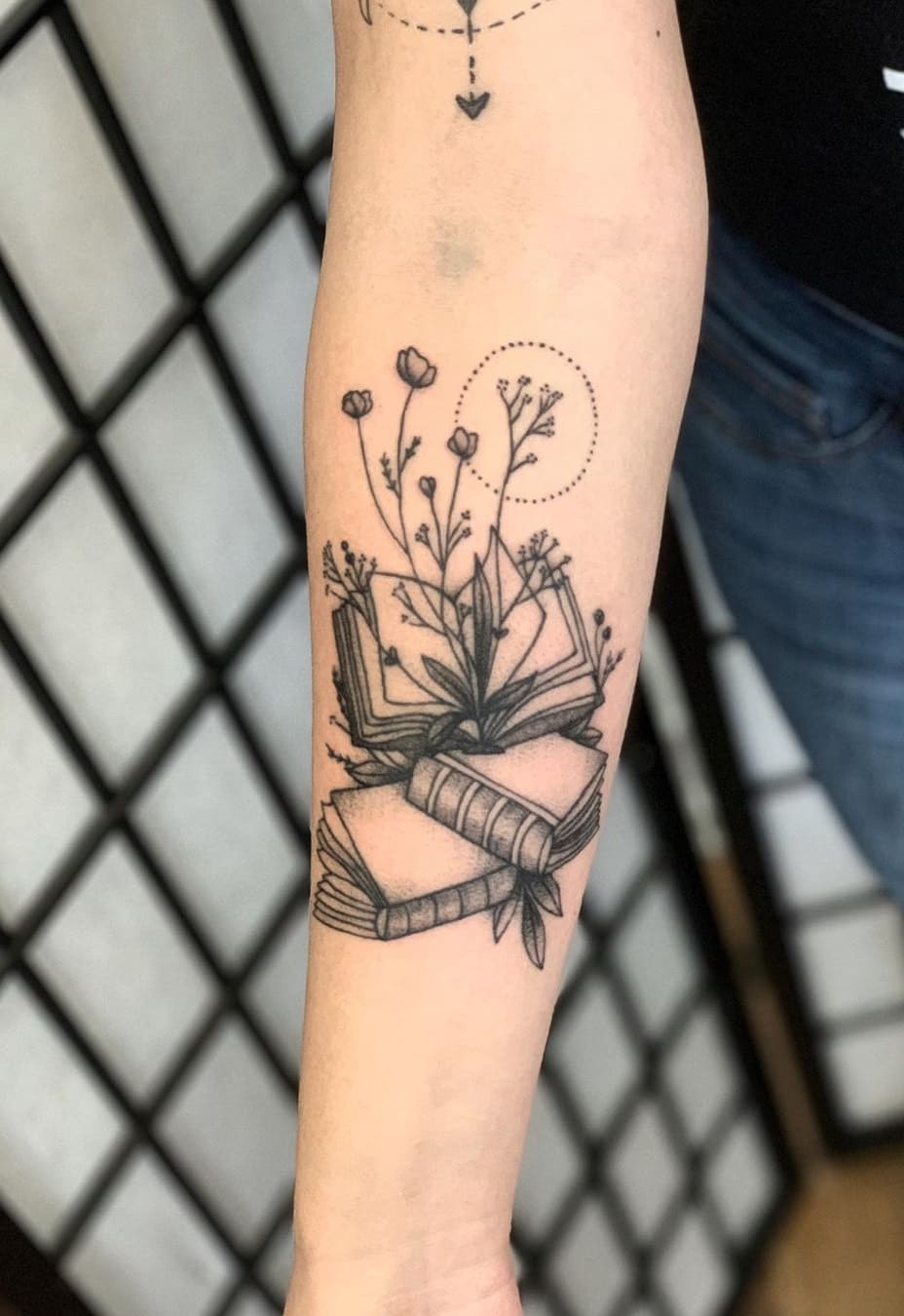 tatuaje libros para mujer 26