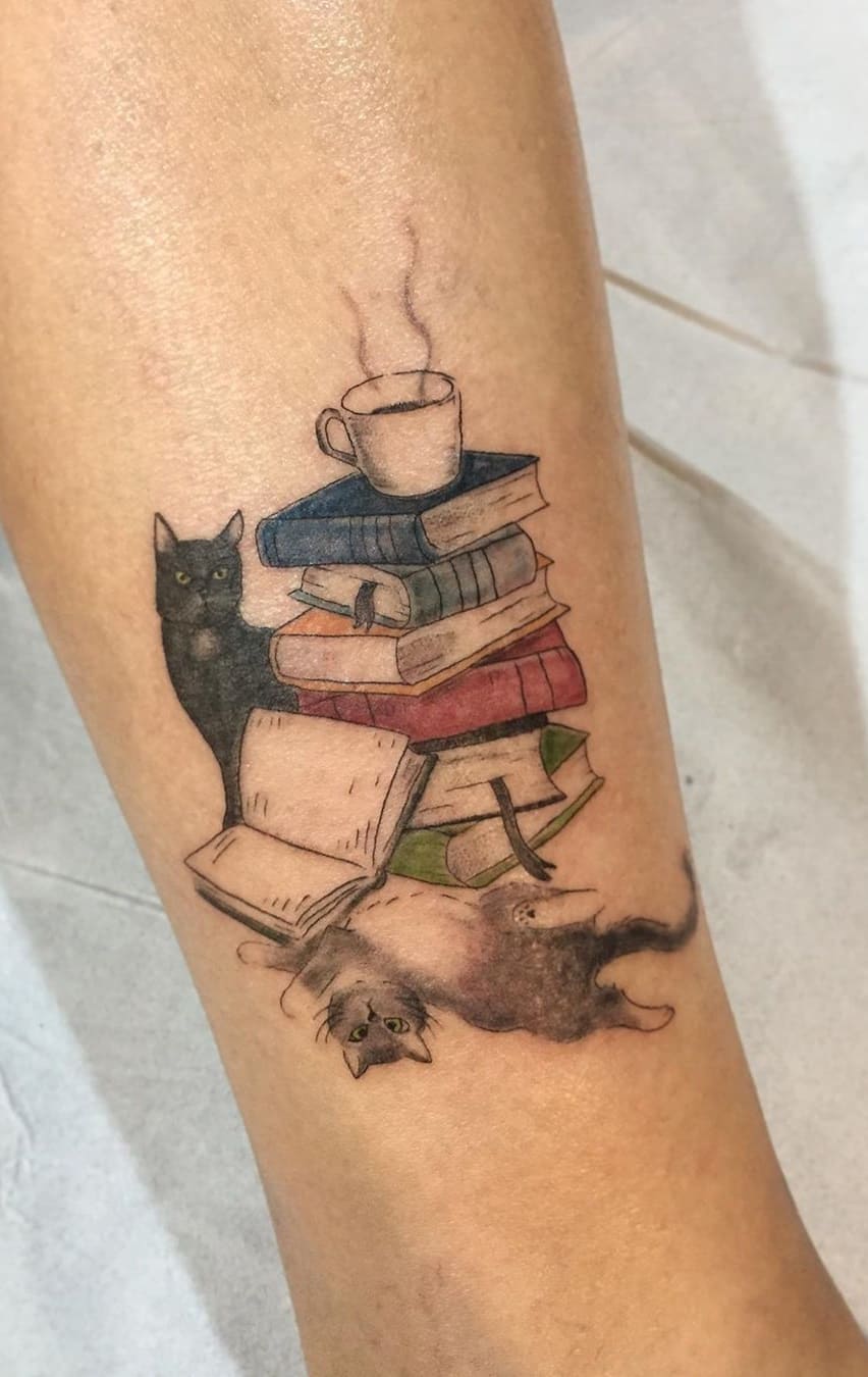 tatuaje libros para mujer 29