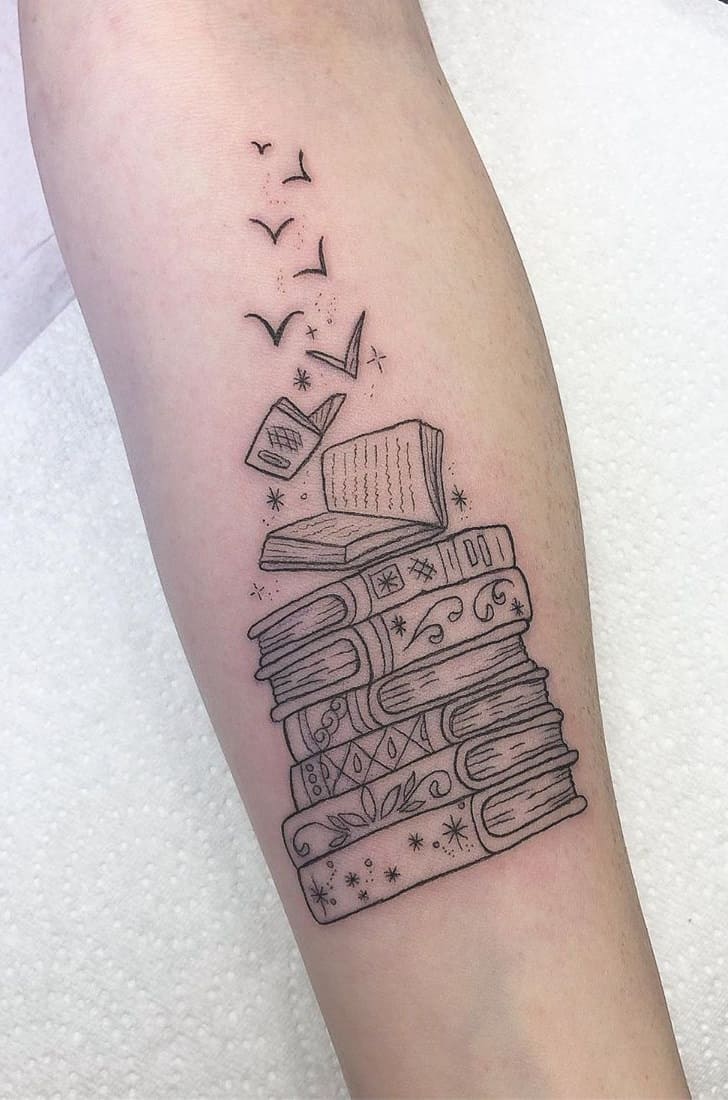 tatuaje libros para mujer 33