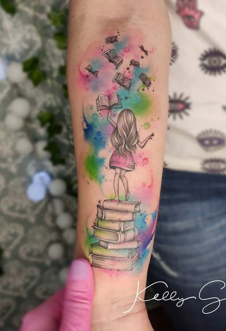 tatuaje libros para mujer 35