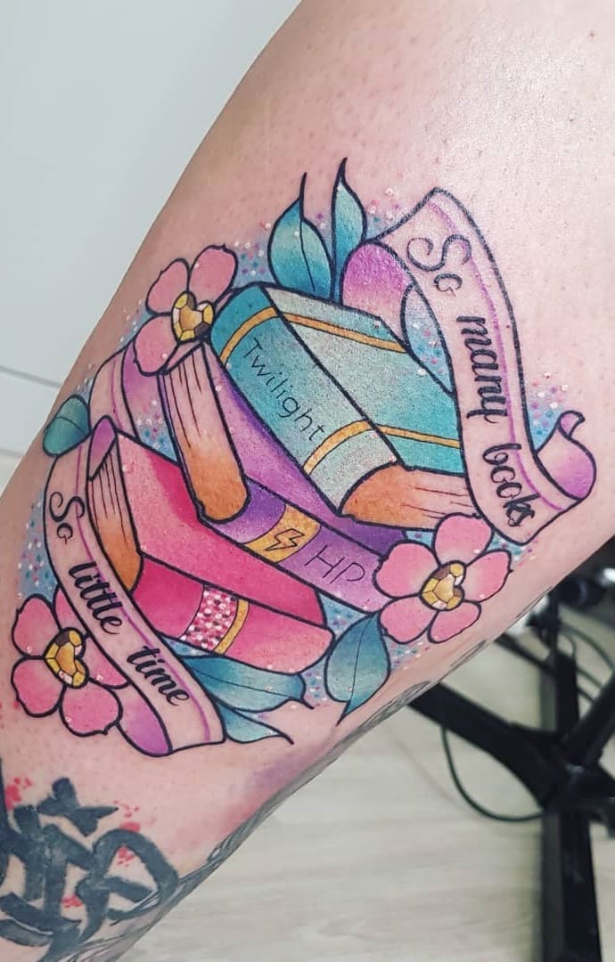 tatuaje libros para mujer 37