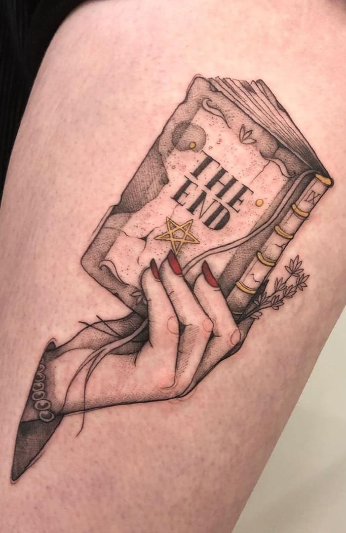 tatuaje libros para mujer 42