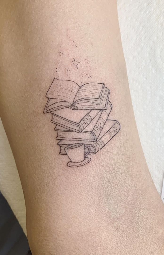 tatuaje libros para mujer 44