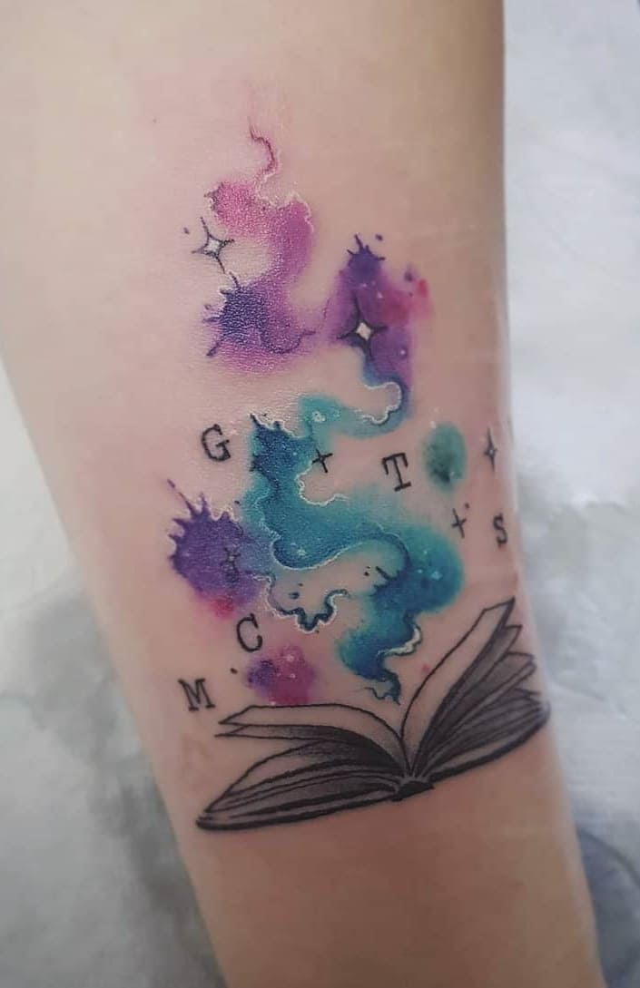 tatuaje libros para mujer 48