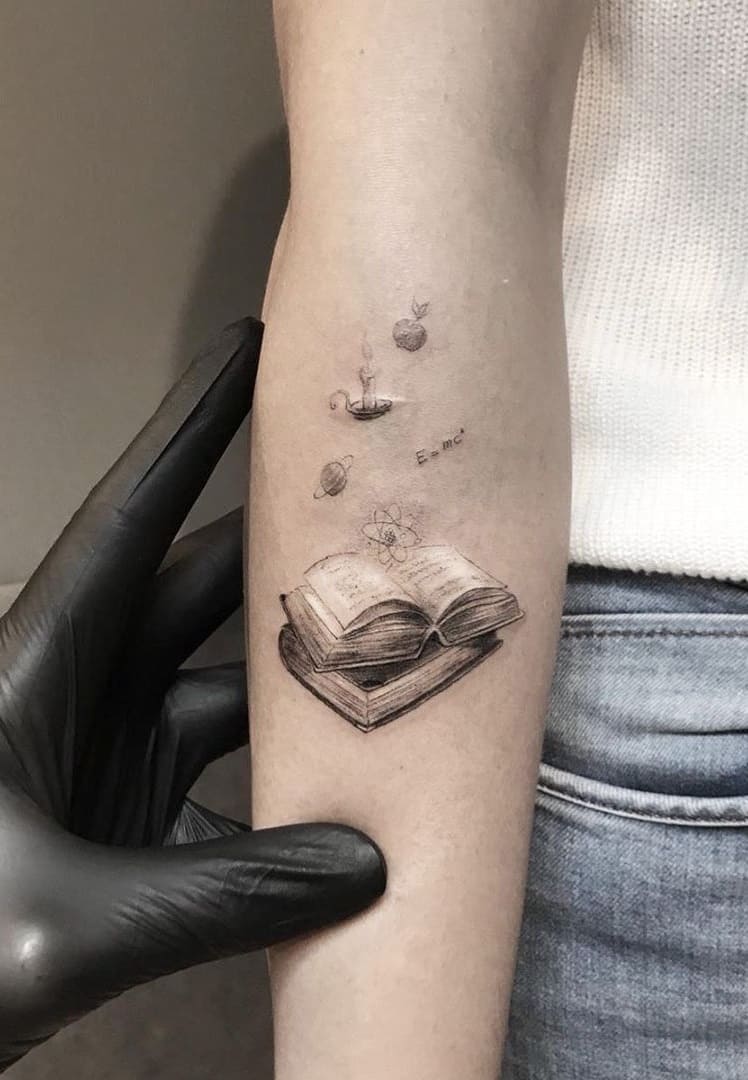 tatuaje libros para mujer 49