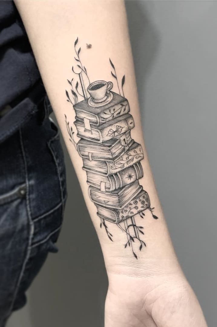 tatuaje libros para mujer 55