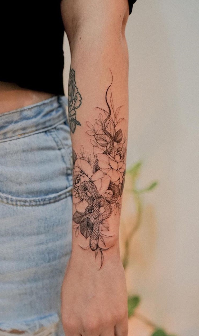 tatuaje lineas trazos finos para mujer 24