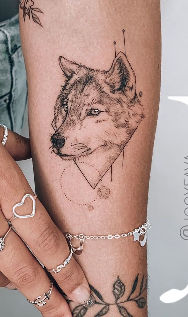 tatuaje lobo para mujer 08