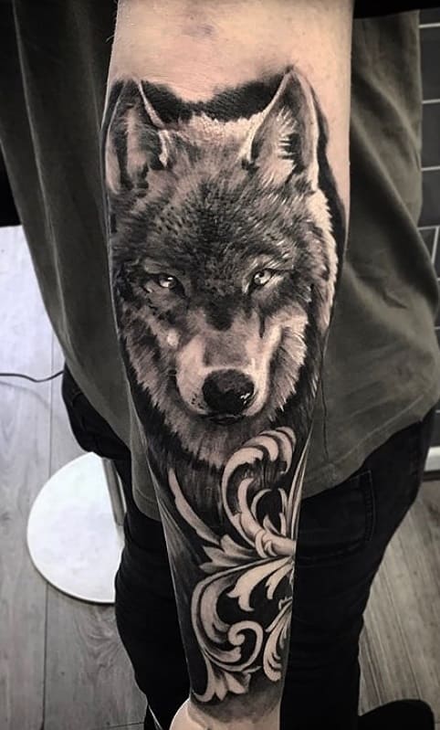 tatuaje lobo para mujer 18