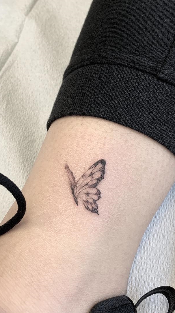 tatuaje mariposas de mujer 26