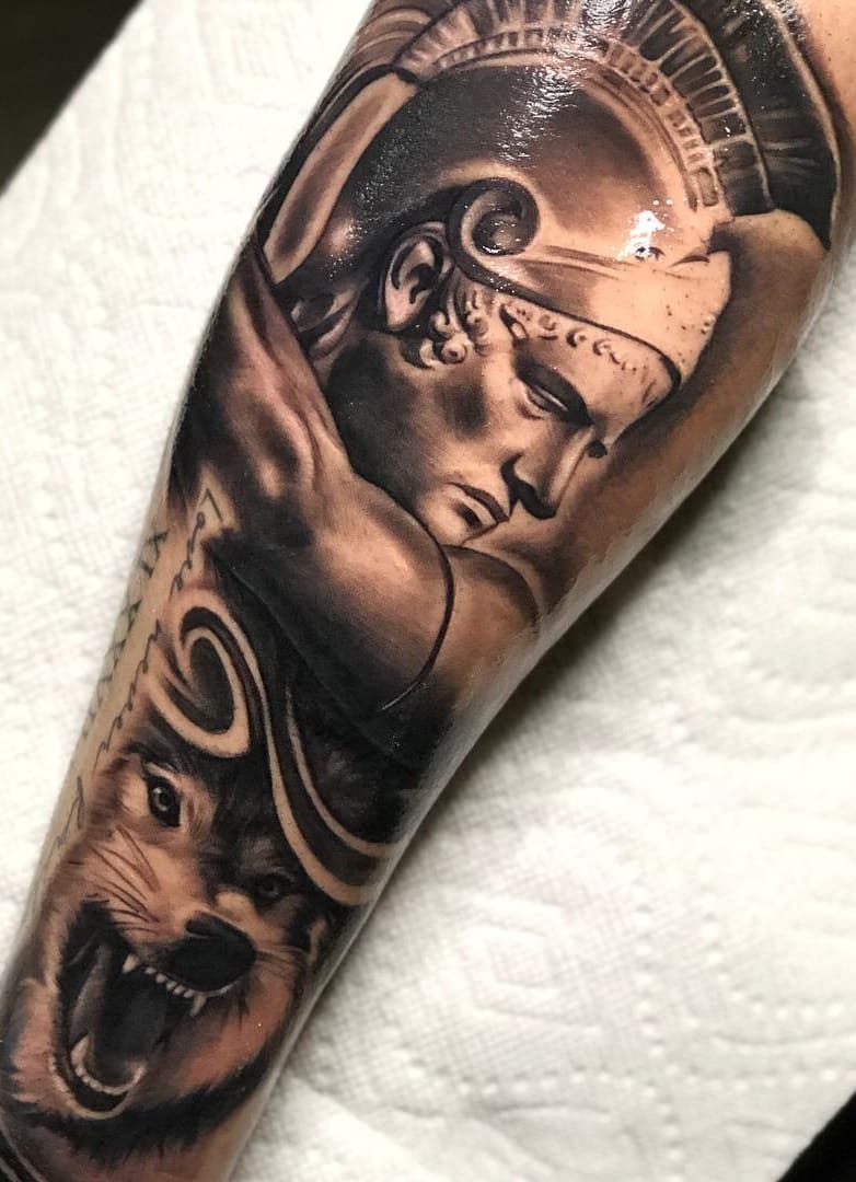 tatuaje masculino de gladiador 02