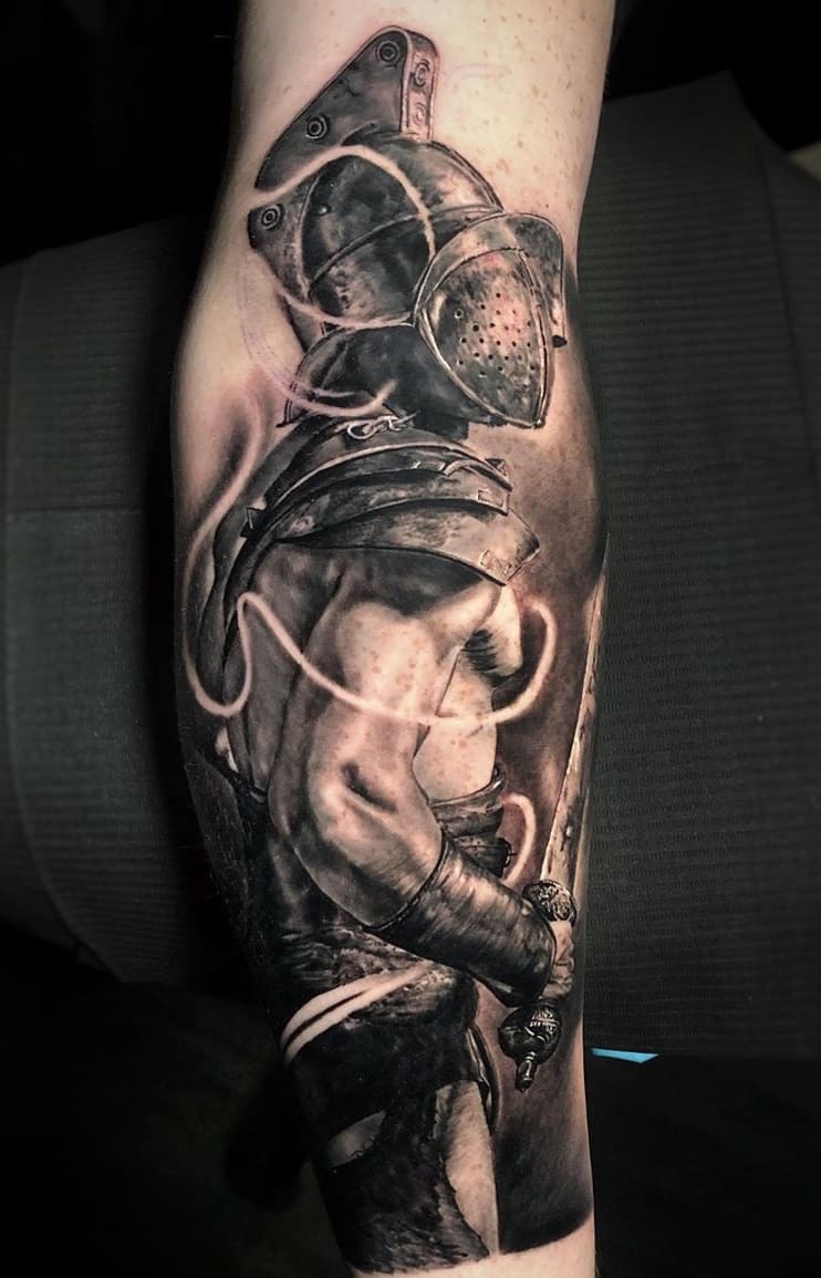 tatuaje masculino de gladiador 06