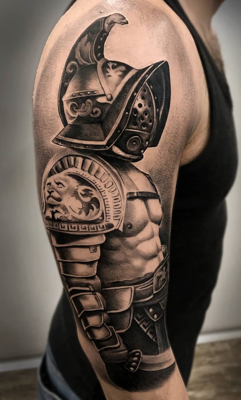 tatuaje masculino de gladiador 14
