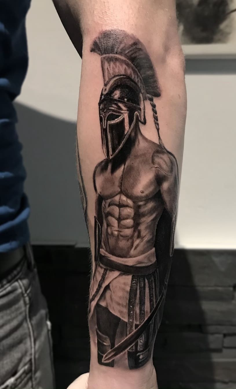 tatuaje masculino de gladiador 19