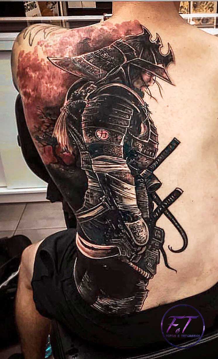 tatuaje masculino de gladiador 23