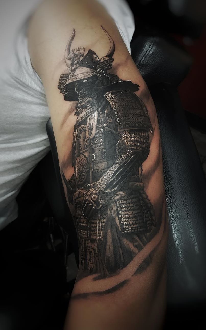tatuaje masculino de gladiador 25