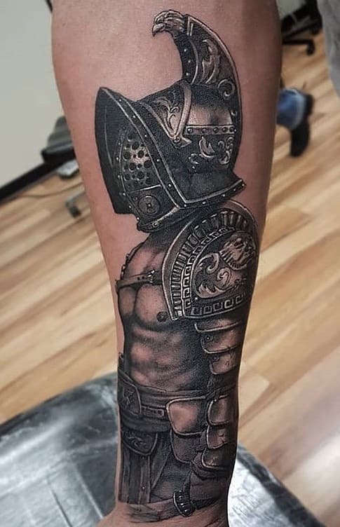 tatuaje masculino de gladiador 27