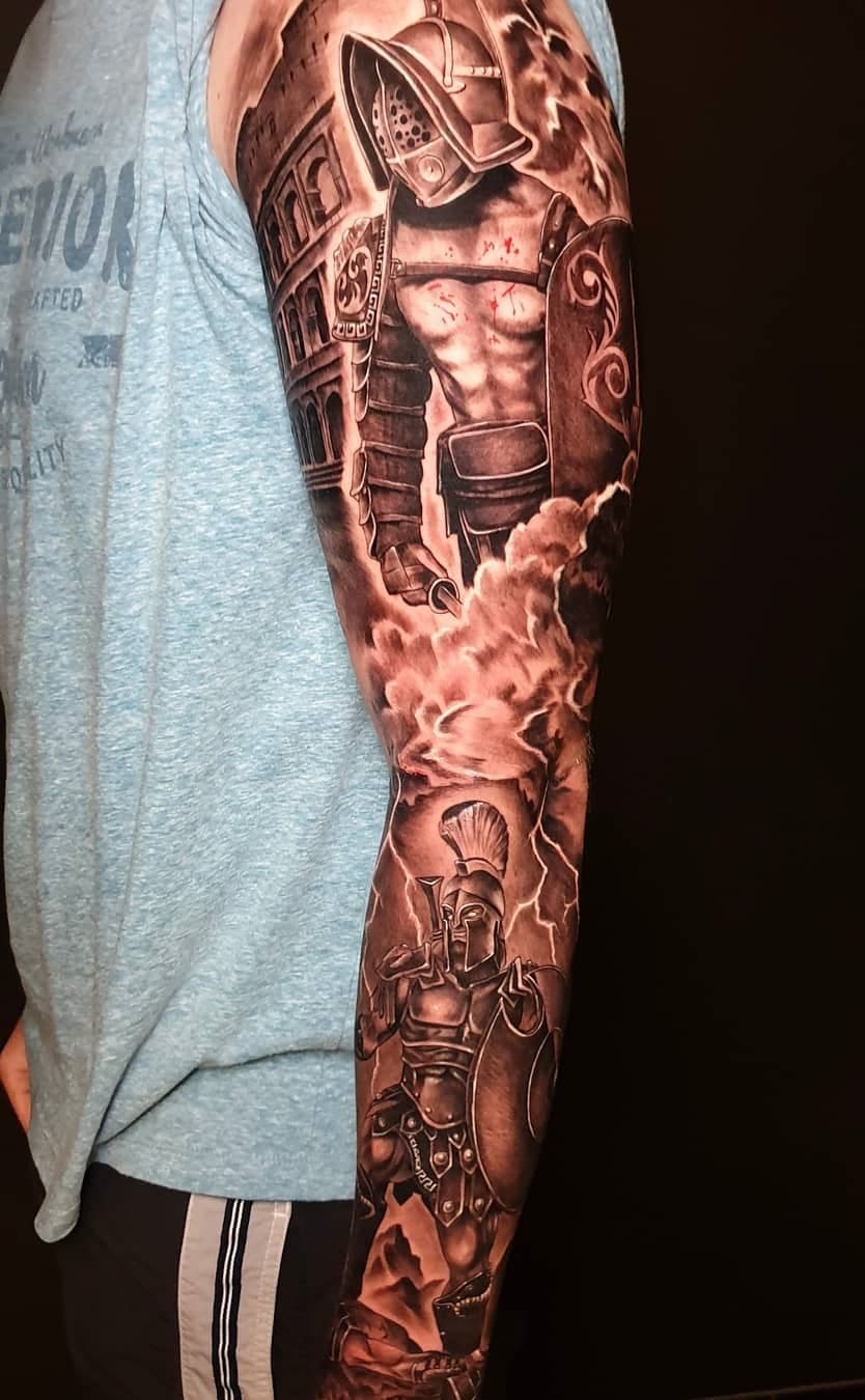 tatuaje masculino de gladiador 31