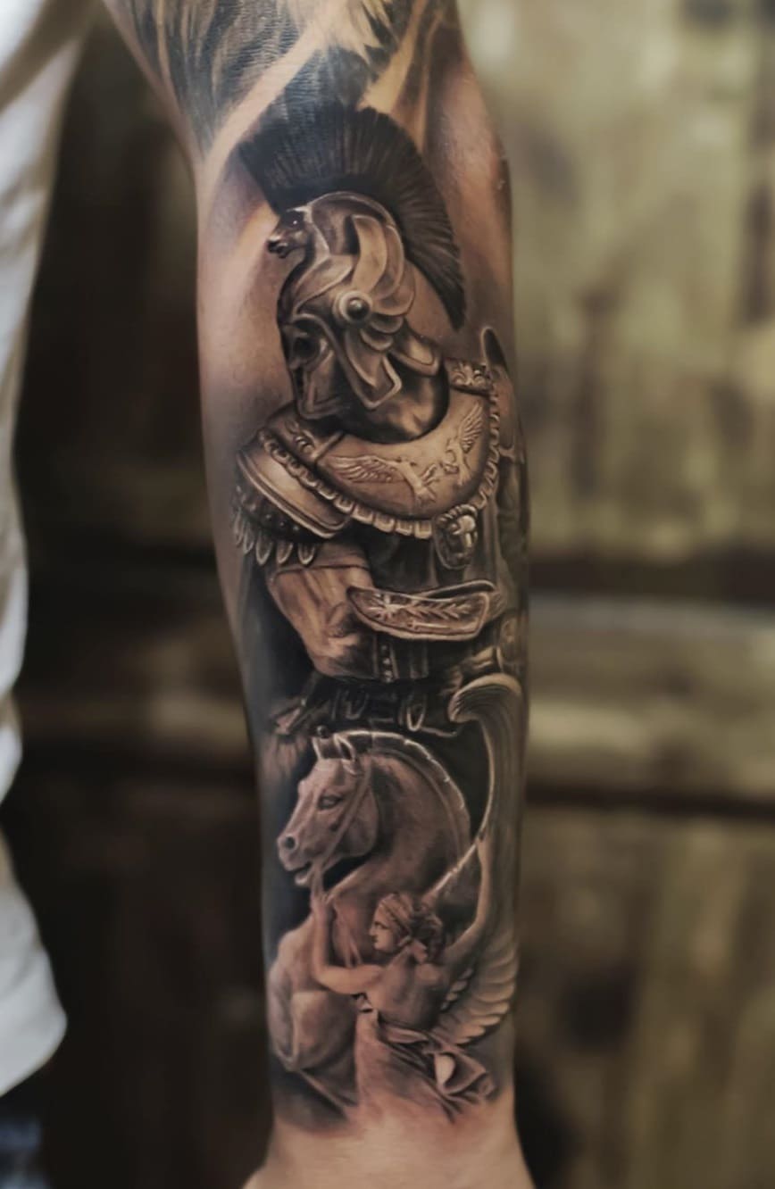 tatuaje masculino de gladiador 34