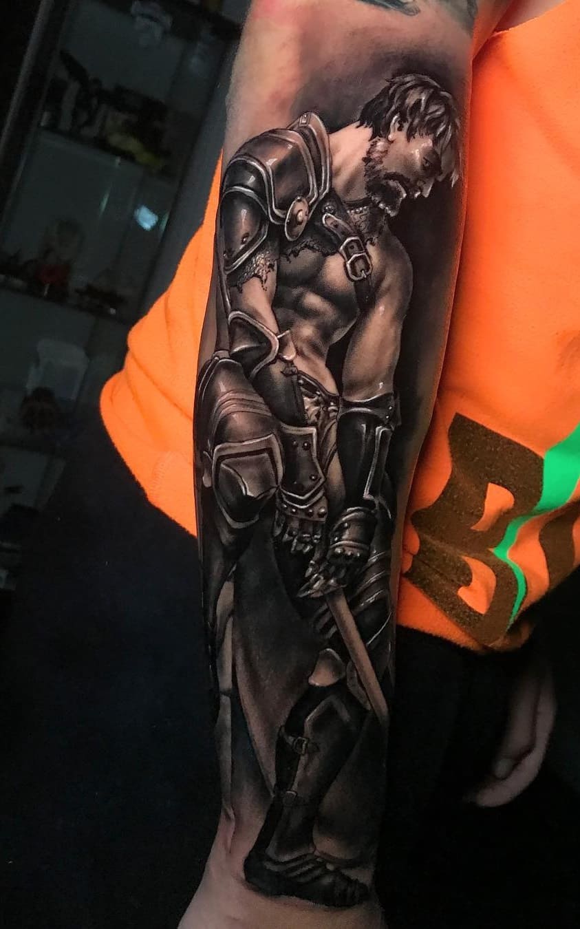 tatuaje masculino de gladiador 36