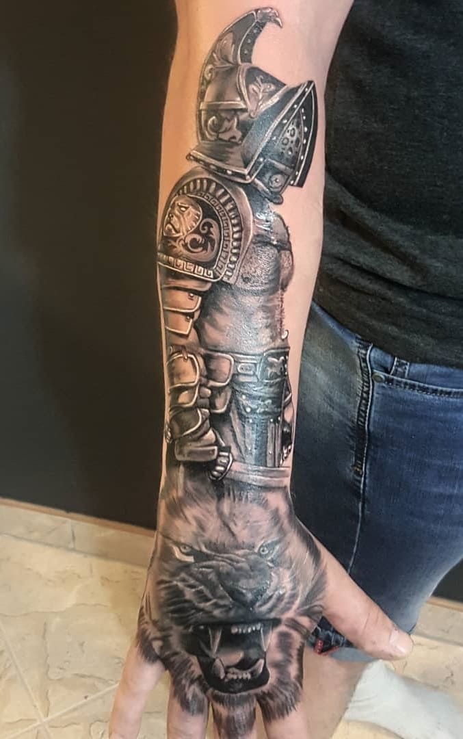 tatuaje masculino de gladiador 40