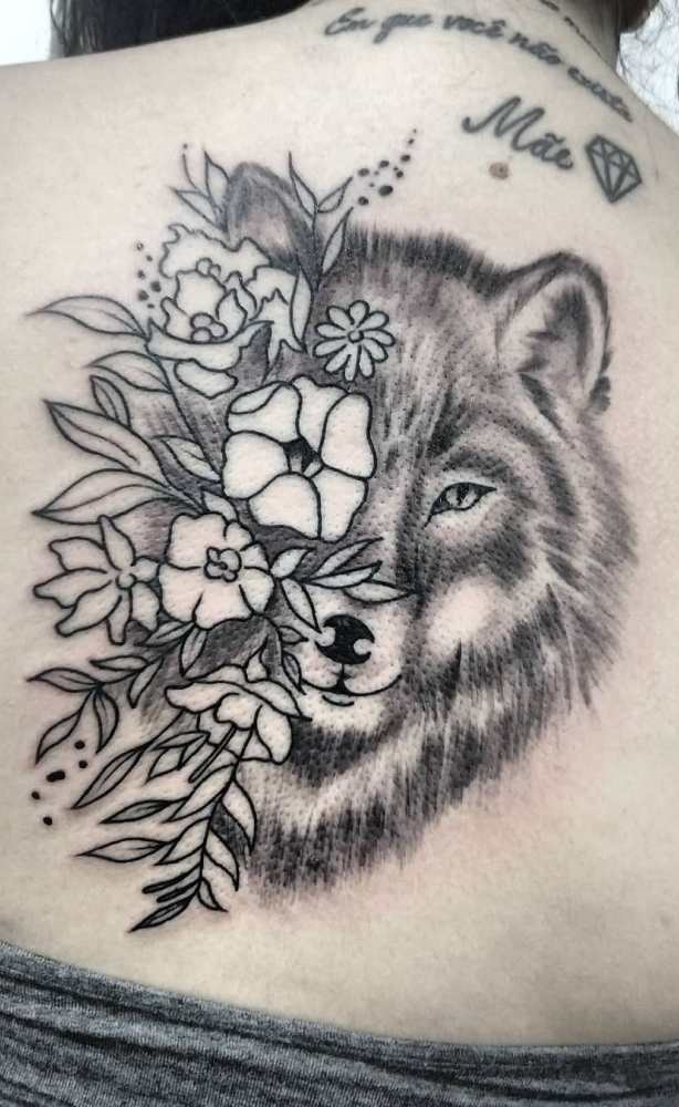 tatuaje masculino de lobo 22