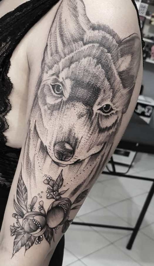 tatuaje masculino de lobo 30
