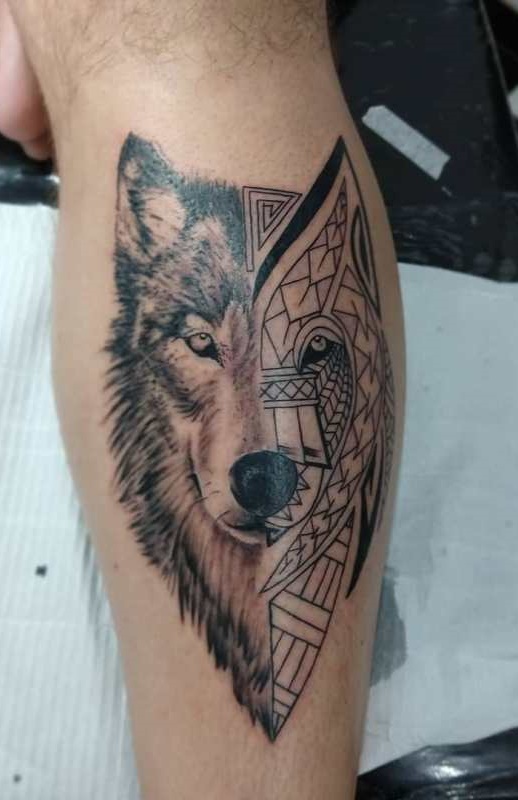 tatuaje masculino de lobo 35