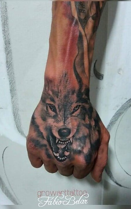 tatuaje masculino de lobo 36