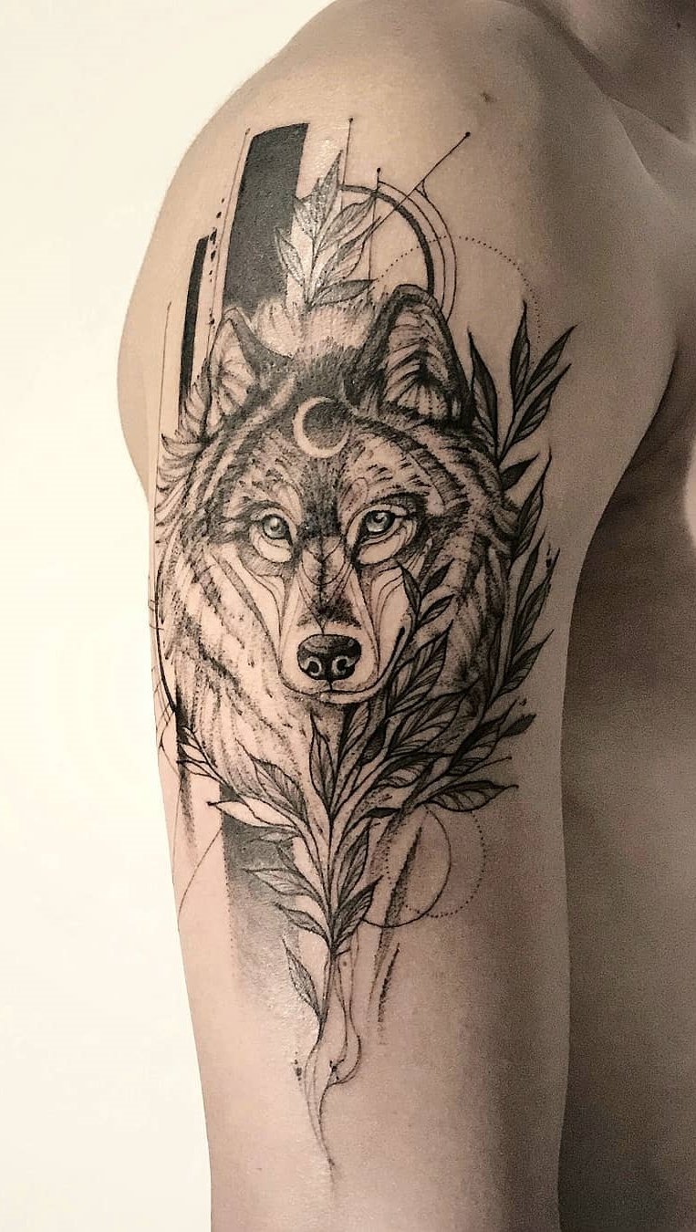 tatuaje masculino de lobo 44