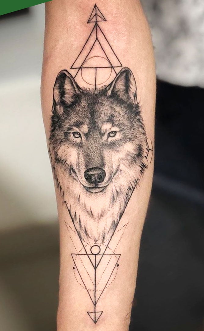 tatuaje masculino de lobo 51