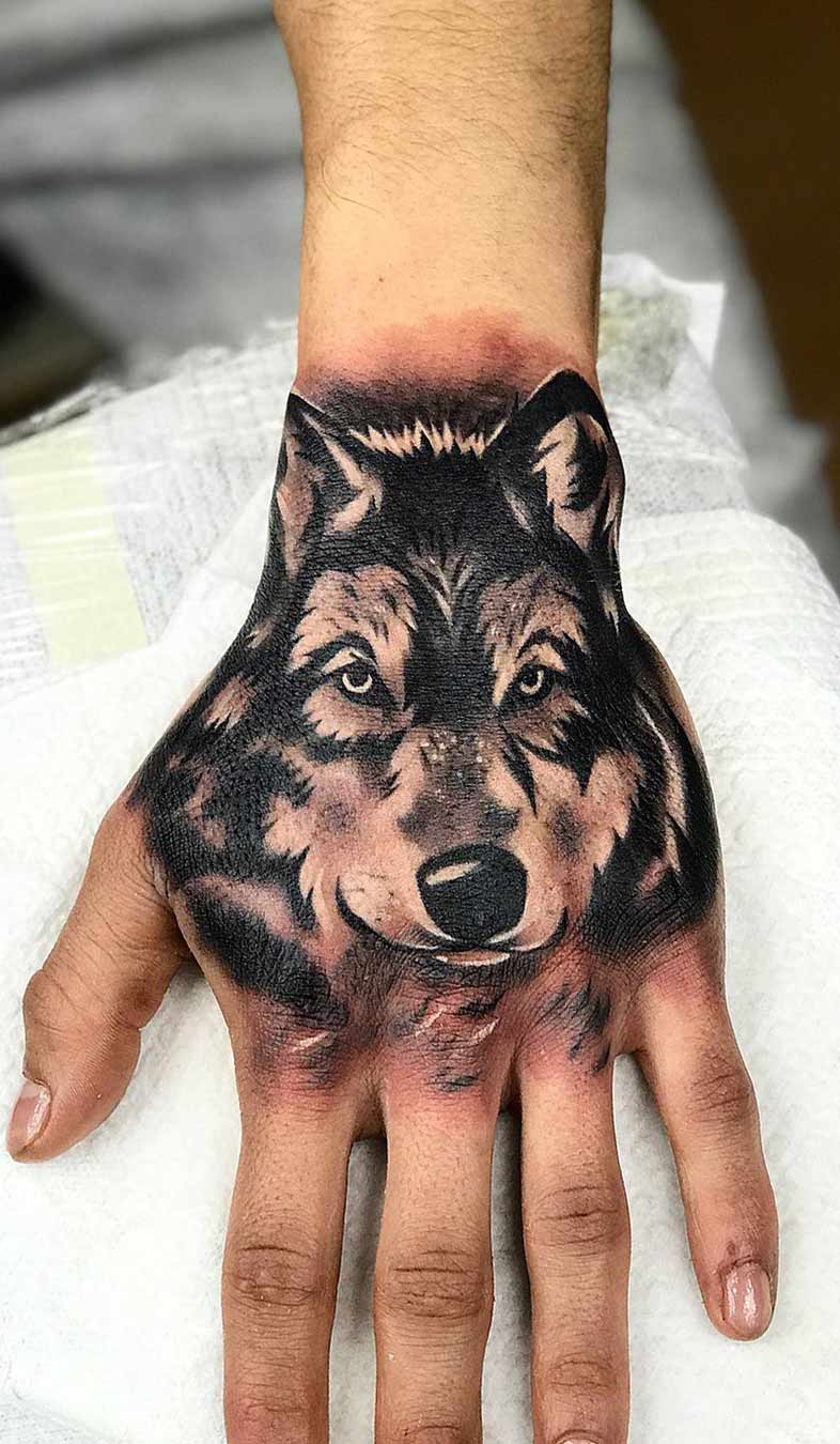 tatuaje masculino de lobo 54