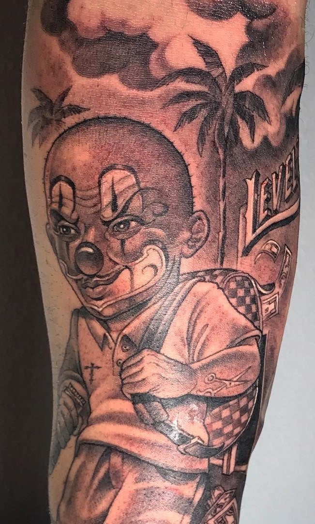 tatuaje masculino de payaso 34