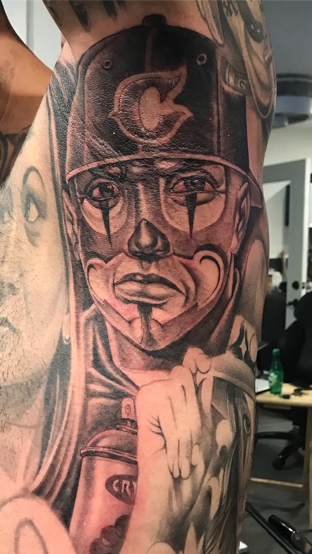 tatuaje masculino de payaso 43