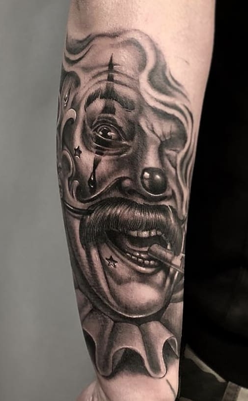 tatuaje masculino de payaso 71