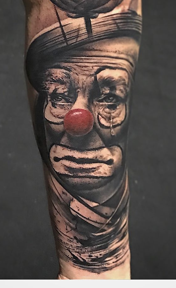 tatuaje masculino de payaso 75