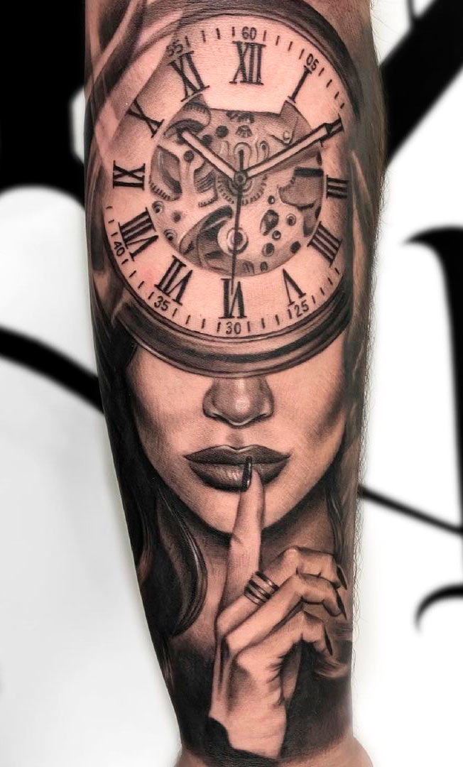 tatuaje masculino de reloj 13