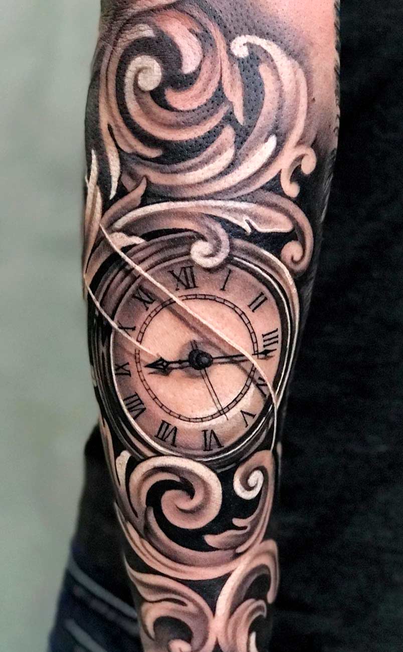 tatuaje masculino de reloj 19