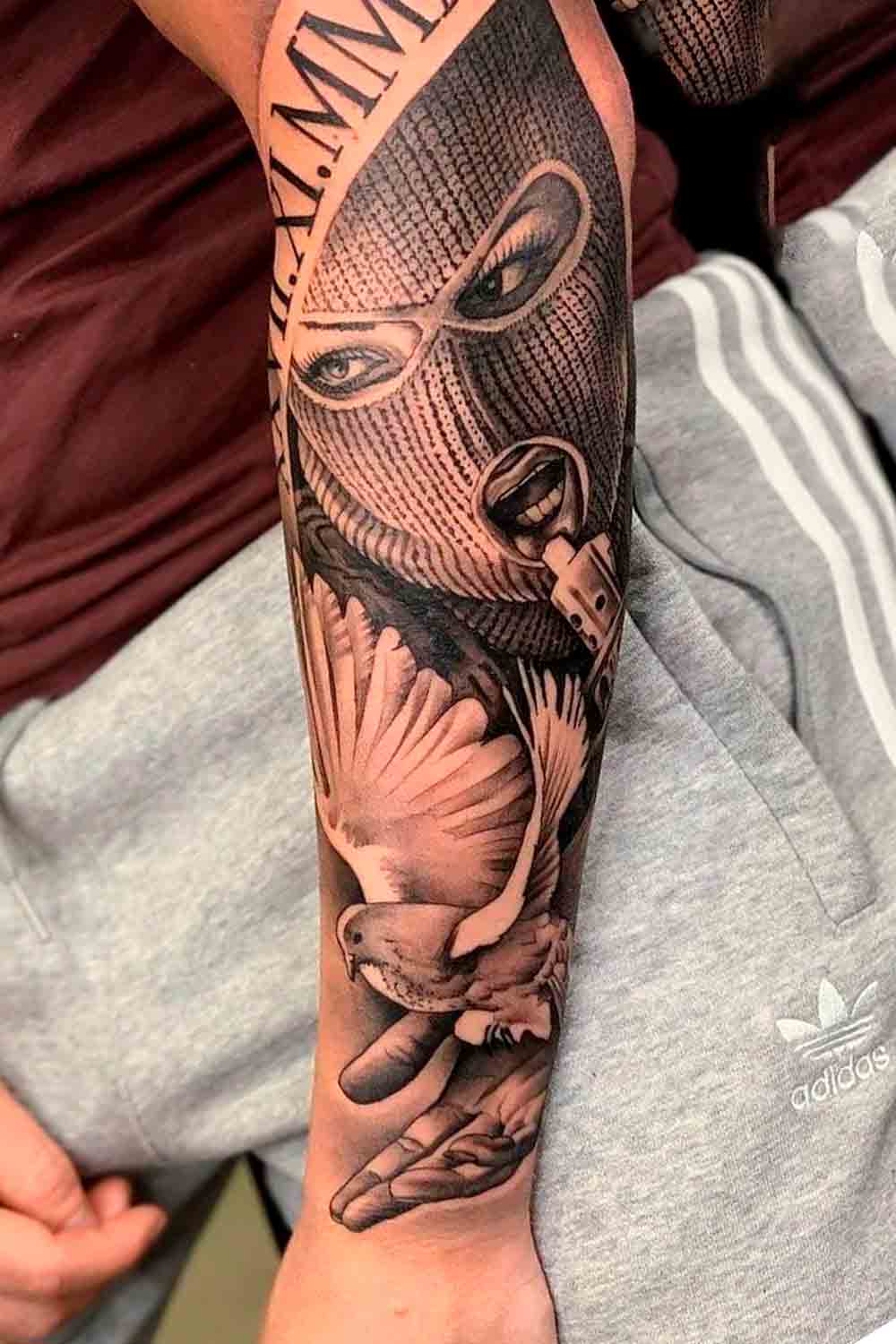 tatuaje masculino en el antebrazo 62