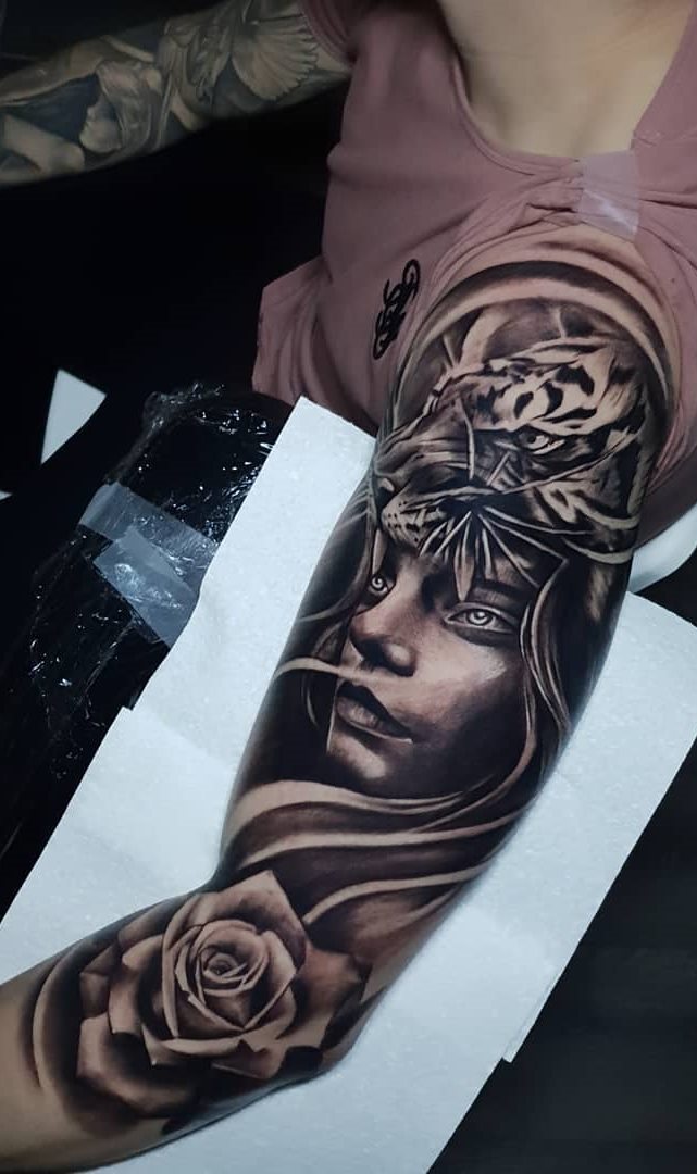 tatuaje masculino en el brazo 09