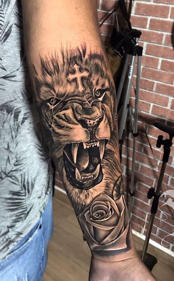 tatuaje masculino en el brazo 119