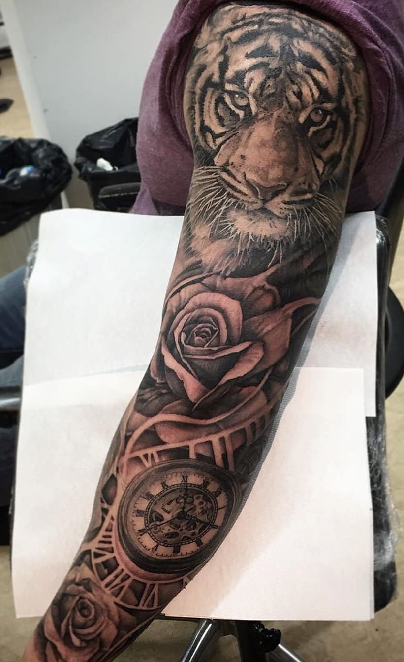 tatuaje masculino en el brazo 131