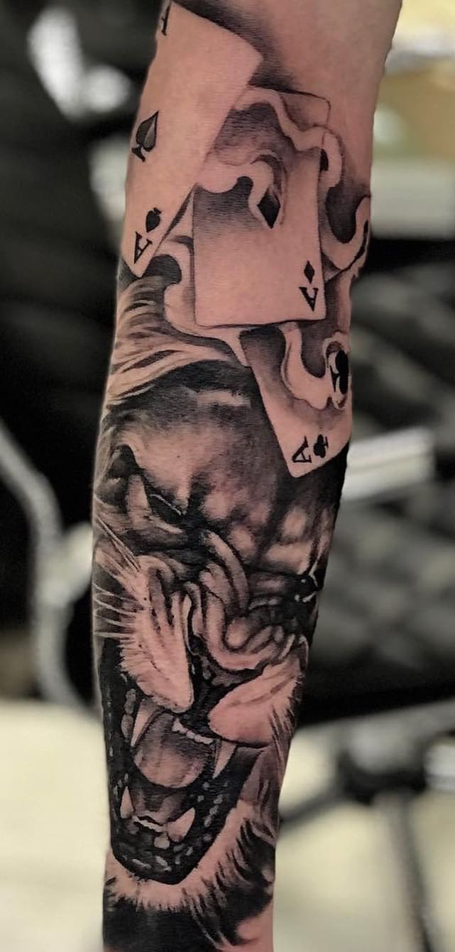 tatuaje masculino en el brazo 133