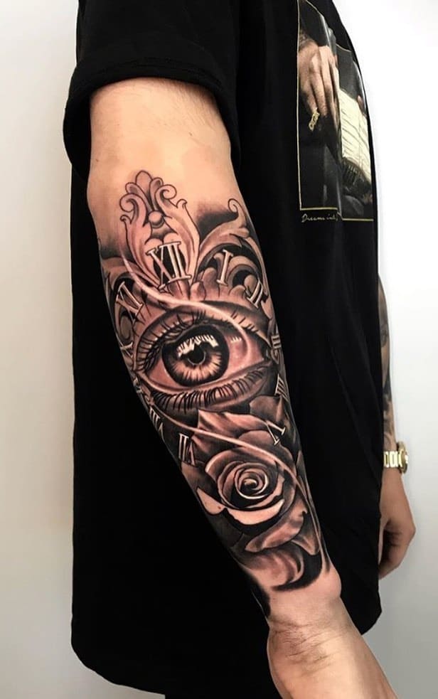 tatuaje masculino en el brazo 138