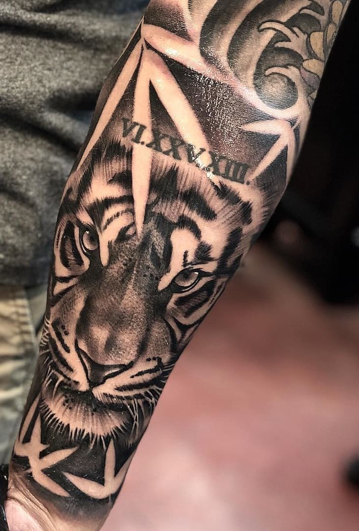 tatuaje masculino en el brazo 142