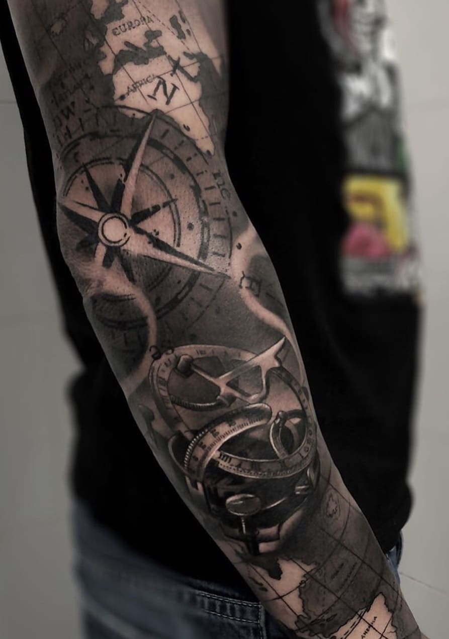 tatuaje masculino en el brazo 144