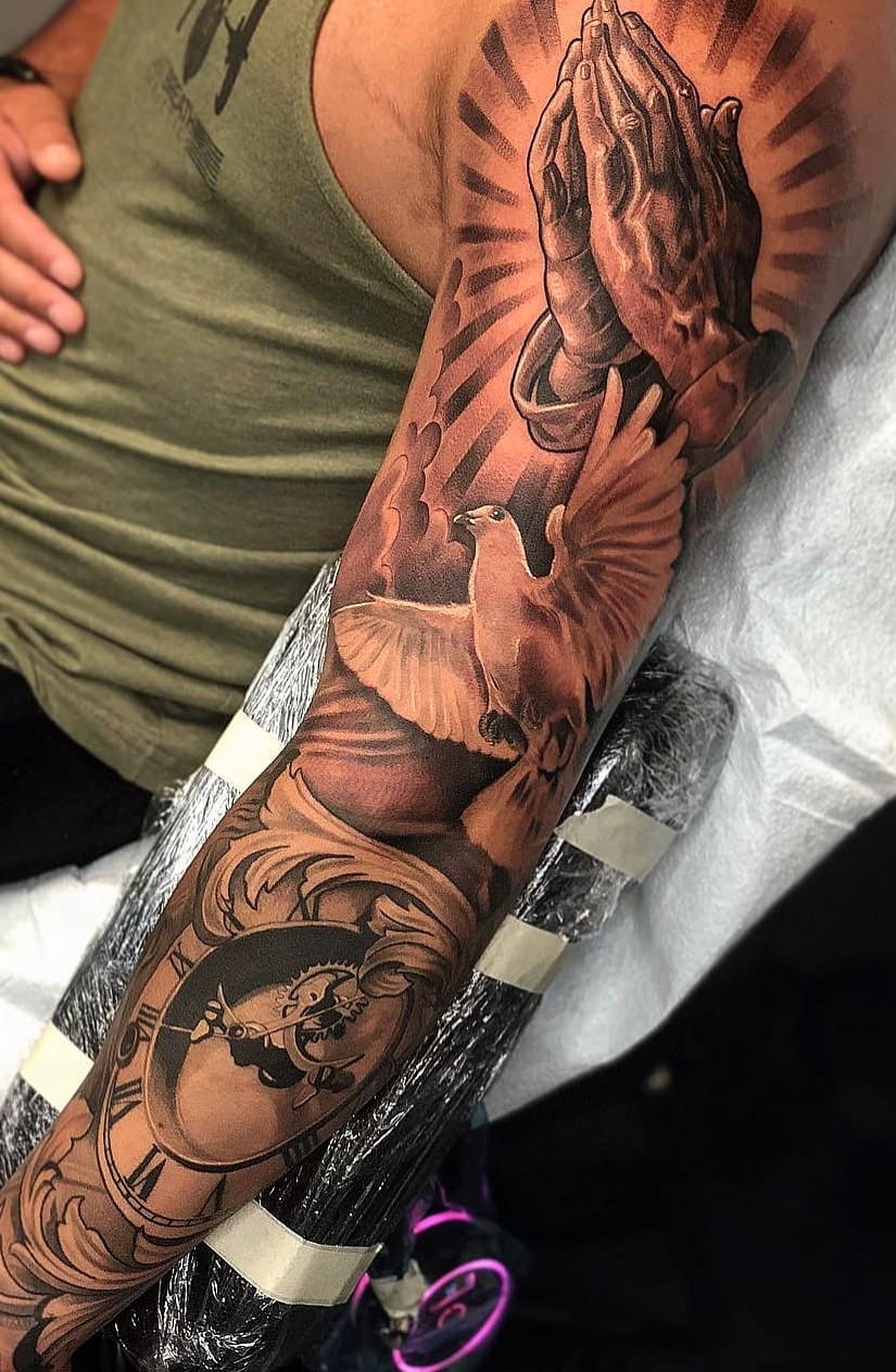 tatuaje masculino en el brazo 145