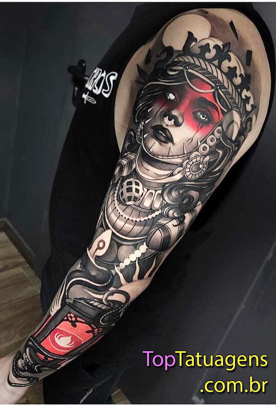 tatuaje masculino en el brazo 172