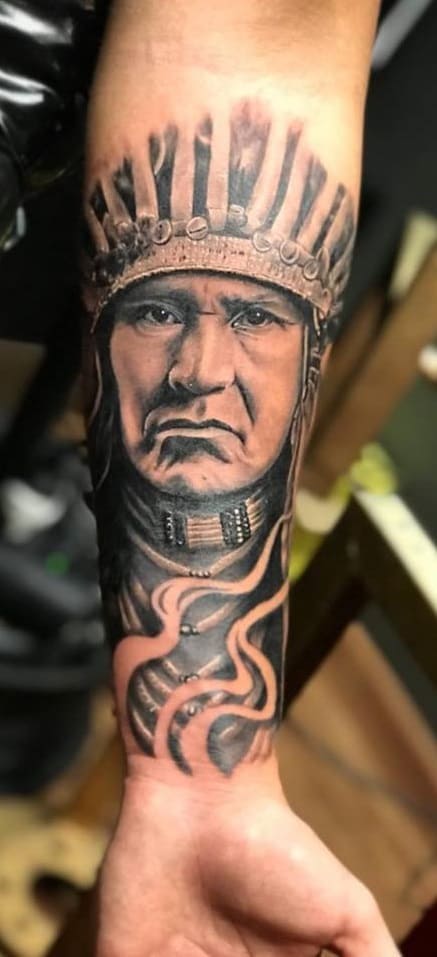 tatuaje masculino en el brazo 187